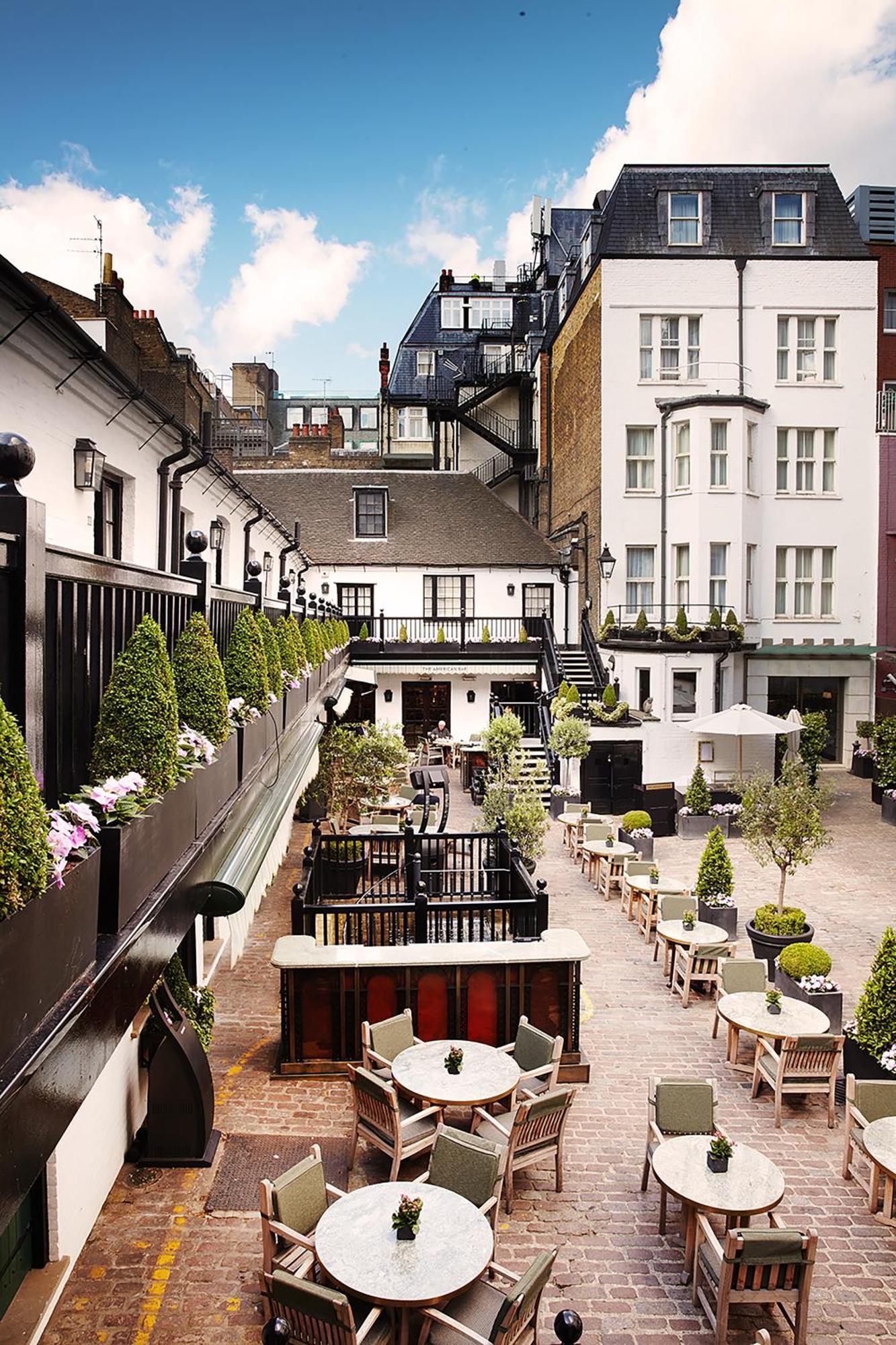 The Stafford London Hotel Exterior foto The courtyard at the hotel
